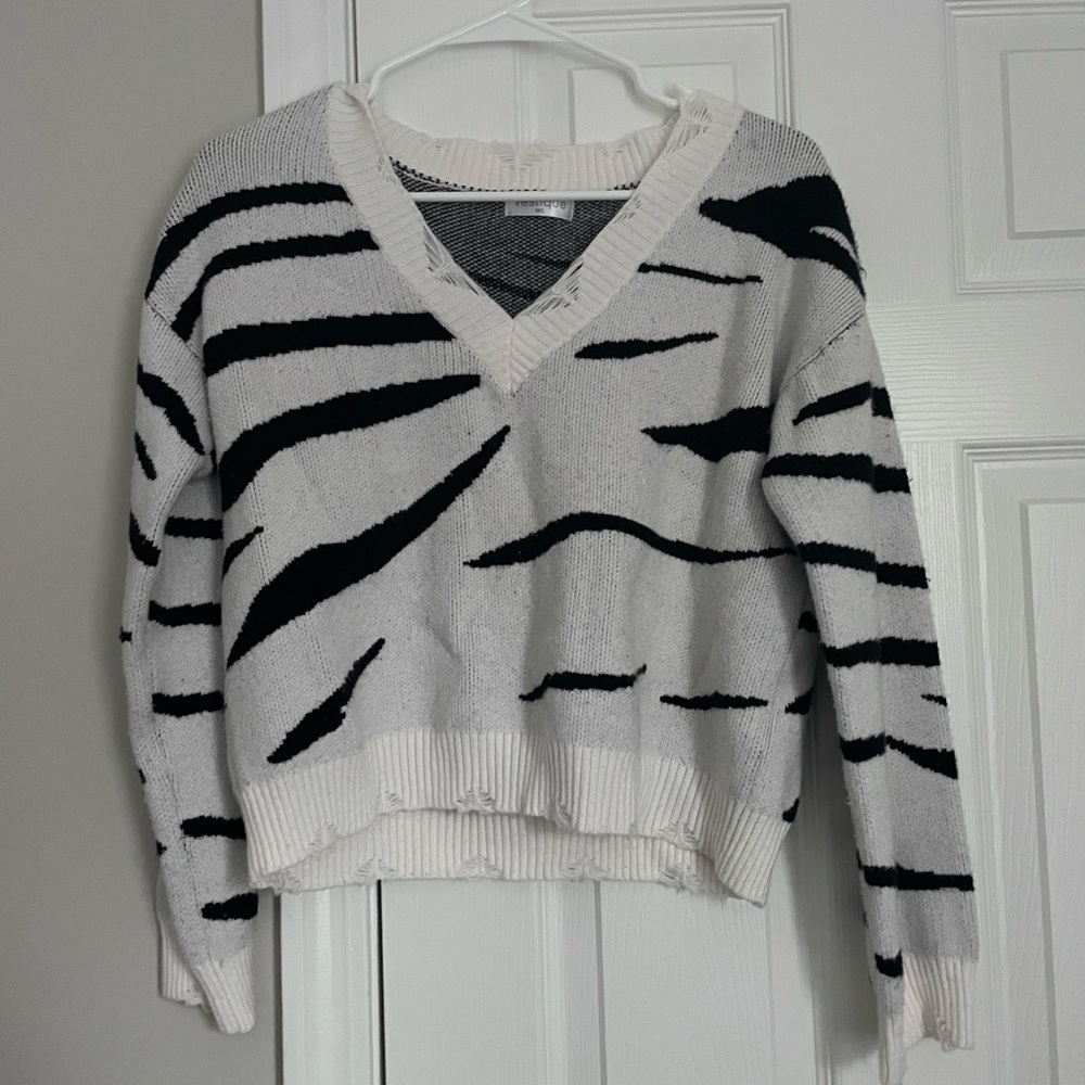 Vestique zebra print sweater size medium/large but fits more like a medium